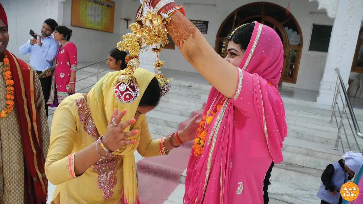 Punjabi bride with kaleera in hand at gurudwara